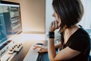 Woman use a Apple Mac computer