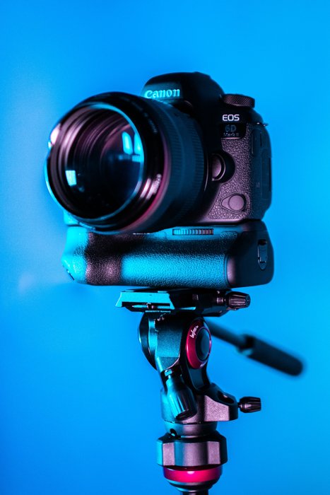 Image of a Canon 5D mirrorless camera
