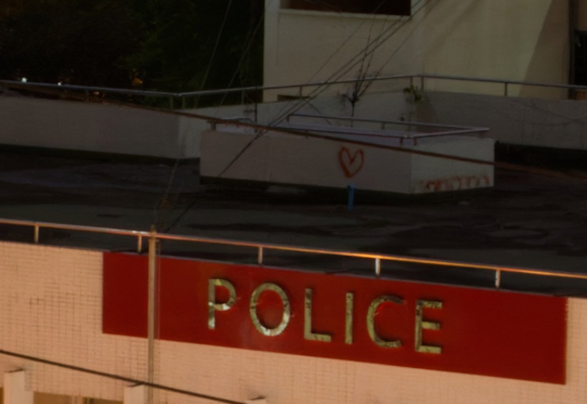 Image of rooftop and police sign with DxO PhotoLab 7 denoise