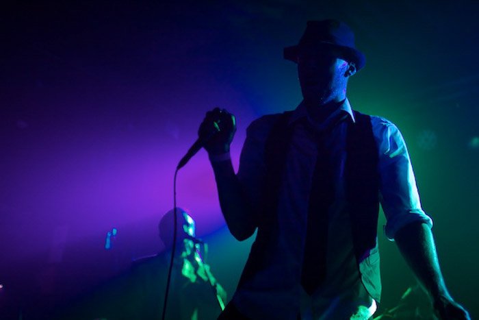 A concert photography shot demonstrating how to take good pictures in low light 