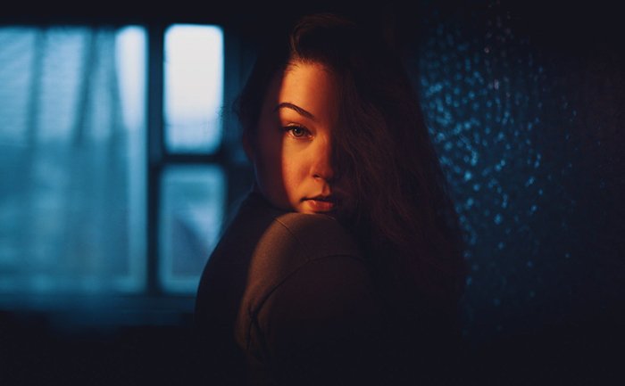 Portrait photo of a girl in tungsten light